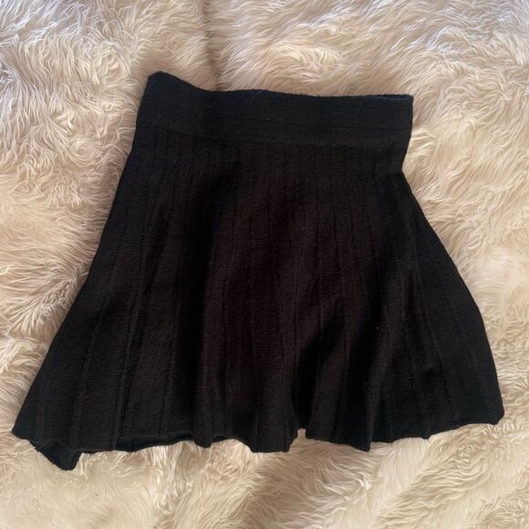 Black Knit Pleated Skirt - Picture 3 of 3
